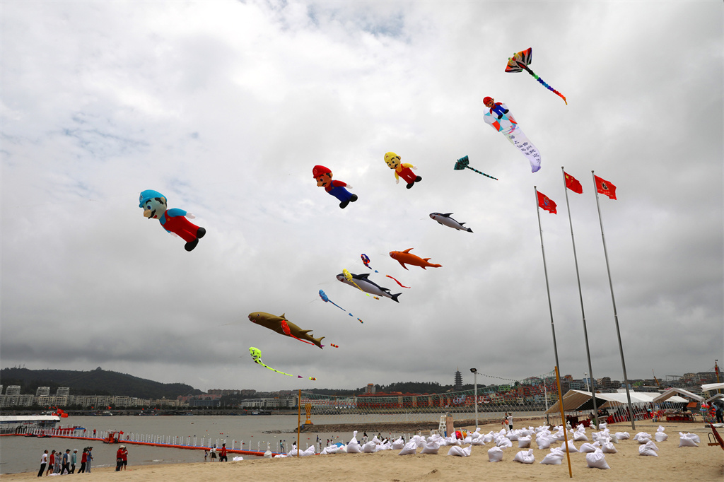 温州市首届沙滩风筝邀请赛开赛 各路风筝高手大显神通