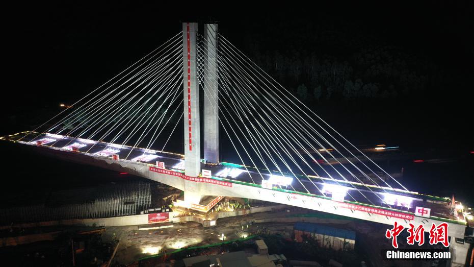中国首座高铁大吨位不平衡转体斜拉桥合龙