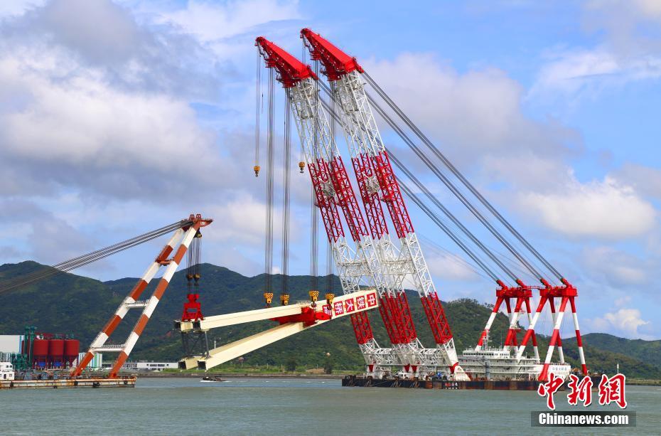 珠海金海特大桥第三座钢塔吊装完成