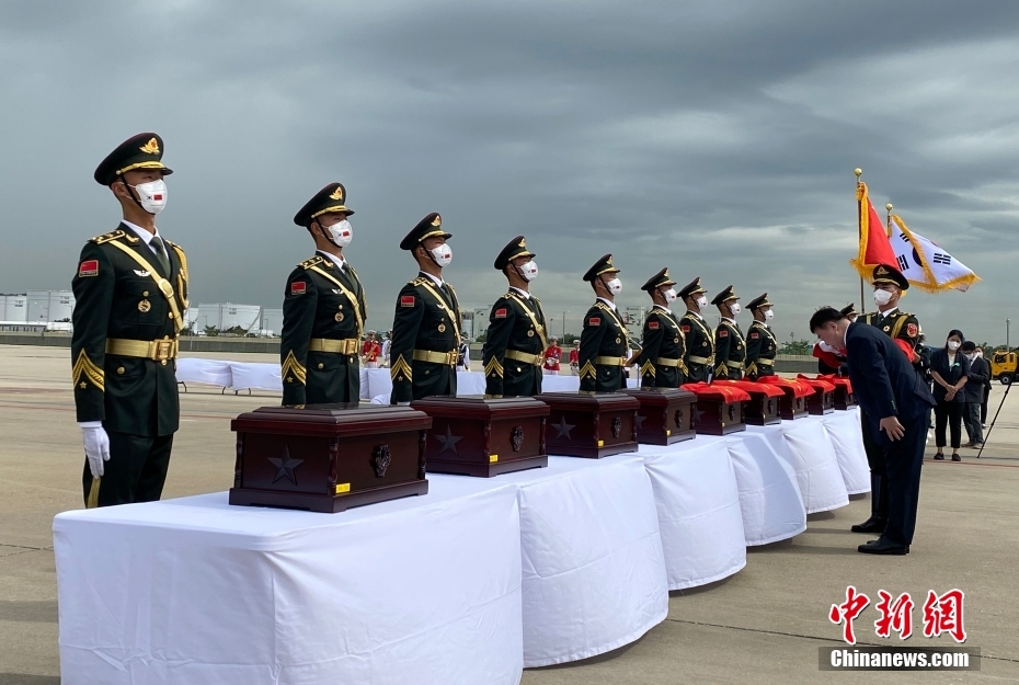 中韩双方交接第八批在韩中国人民志愿军烈士遗骸