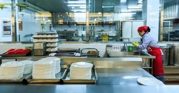 温州学校实现“阳光厨房”全覆盖 食堂人员不规范行为将被AI抓拍