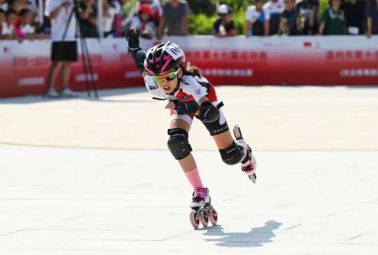 【新闻有读】这所小学打出国家级“冰雪牌” 二年级女生荣获轮滑亚军