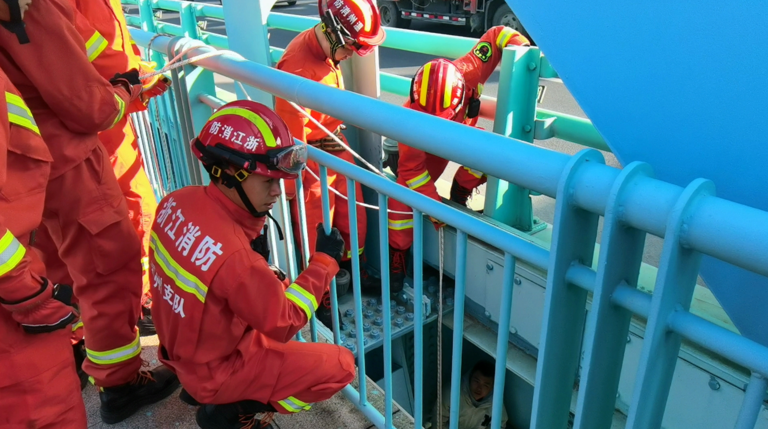 温州18岁消防员营救18岁跳桥轻生少年