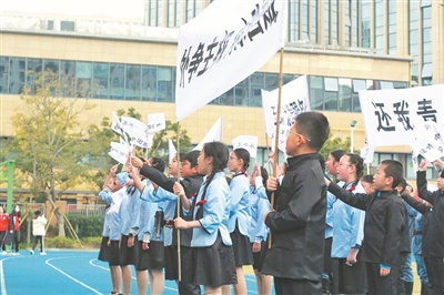 【新闻有读】小学运动会举行红色主题开幕式 学生还原百年历史重要时刻