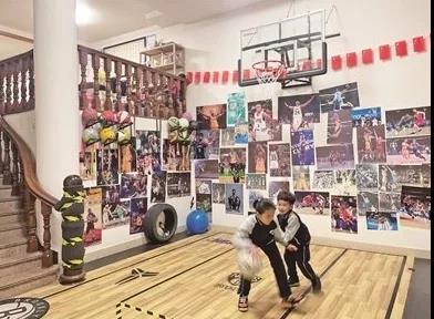 温州一对姐弟客厅篮球对战走红网络 郭艾伦约他们打球……