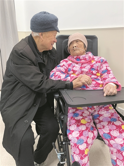 91岁阿公悉心照顾生病老伴 记录病情的小本上写满深情