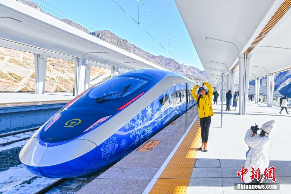 奥运版复兴号智能动车组在京张高铁上线