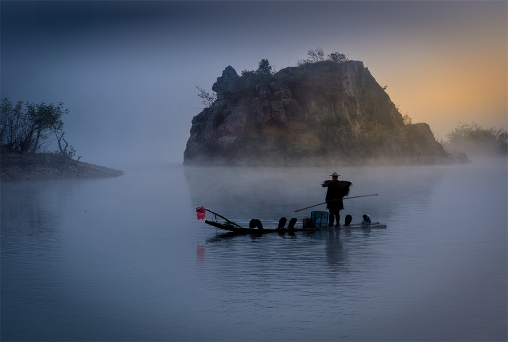 晨雾中的捕鱼人