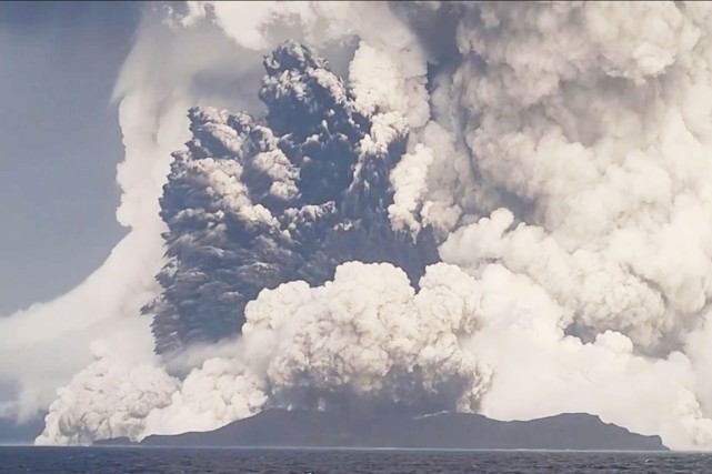 汤加火山爆发瞬间和前后对比照曝光陆地坍塌入海面以下