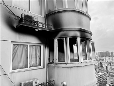 星泰大厦17楼一户人家阳台起火 初步判断洗衣机老化短路出问题