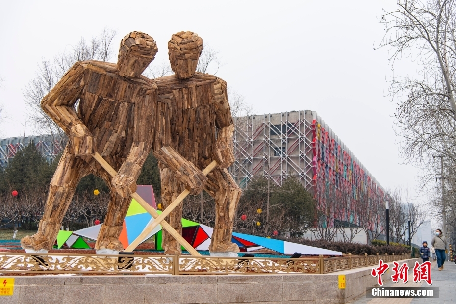 中国单体体量最大木质“冰球运动员”展现拼搏风貌