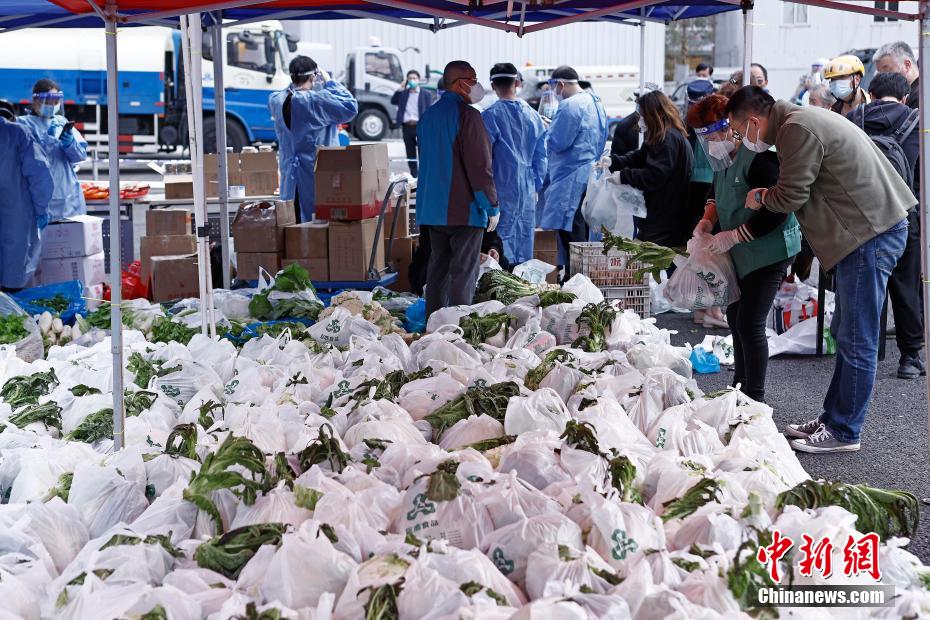 上海開設臨時“馬路菜場” 解決居民買菜難題