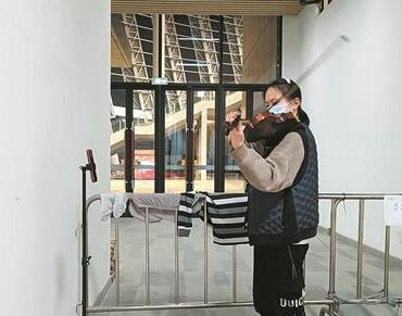 15岁温州女孩在上海方舱里演奏小提琴