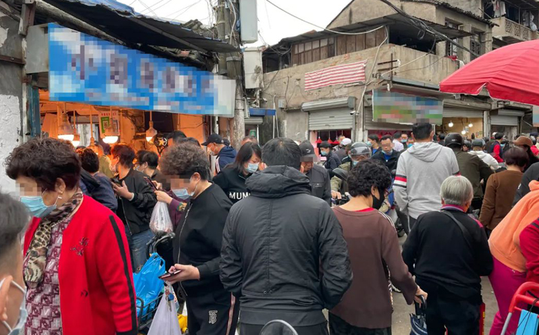 记者暗访温州市区马路菜场，防疫漏洞多，人群扎堆、不戴口罩现象普遍
