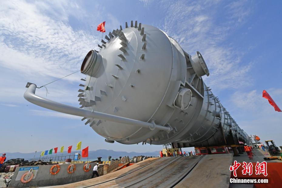 福建泉港：超千吨石化设备卸船上岸