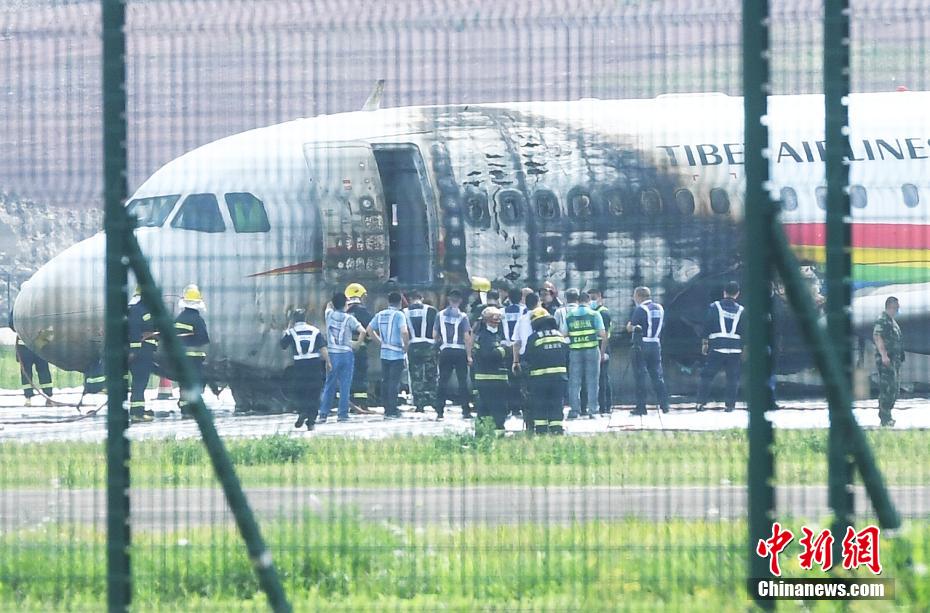 直击重庆机场客机起火救援现场 40余名旅客受轻伤