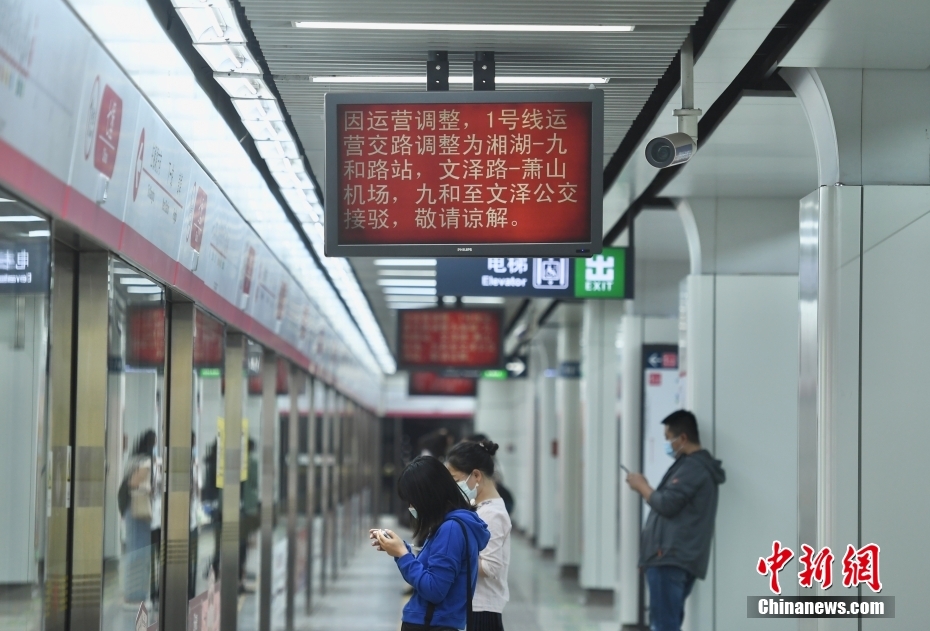 浙江杭州金沙湖水外溢致地铁站涝水 5个站点将暂停运营