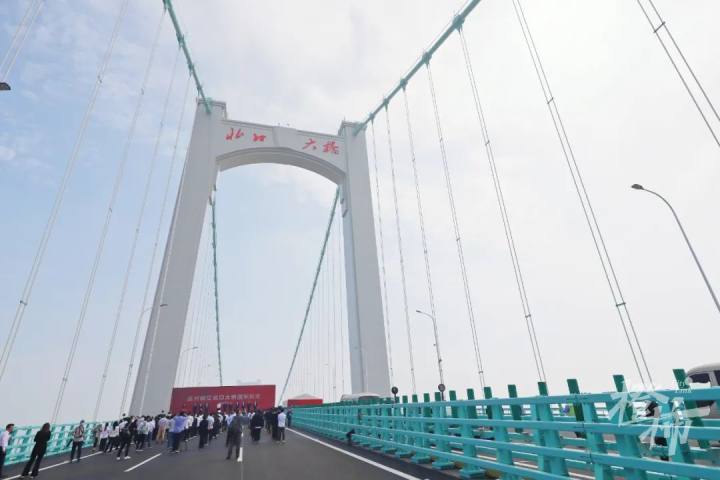 都市快报：世界首座三塔四跨双层钢桁梁悬索桥！温州瓯江北口大桥今日正式通车