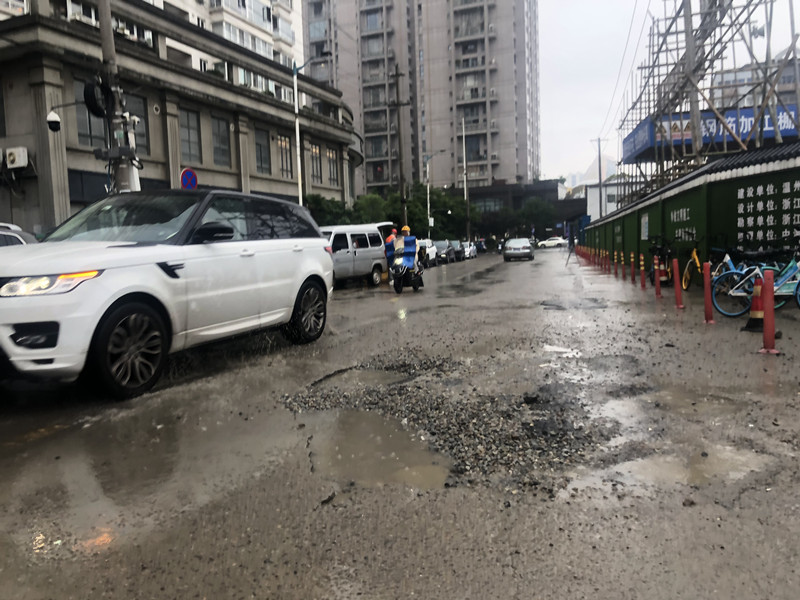 路面破损严重，鹿城区滨江街道这些坑洼路亟待“美颜”