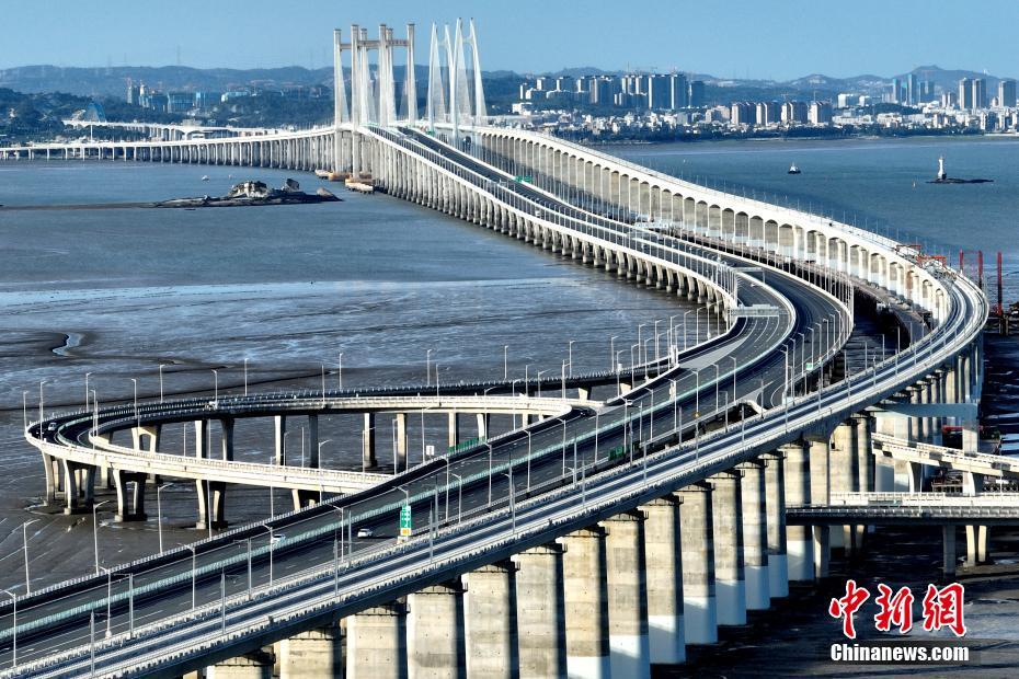 中国首座跨海高速铁路桥梁无砟轨道施工完成