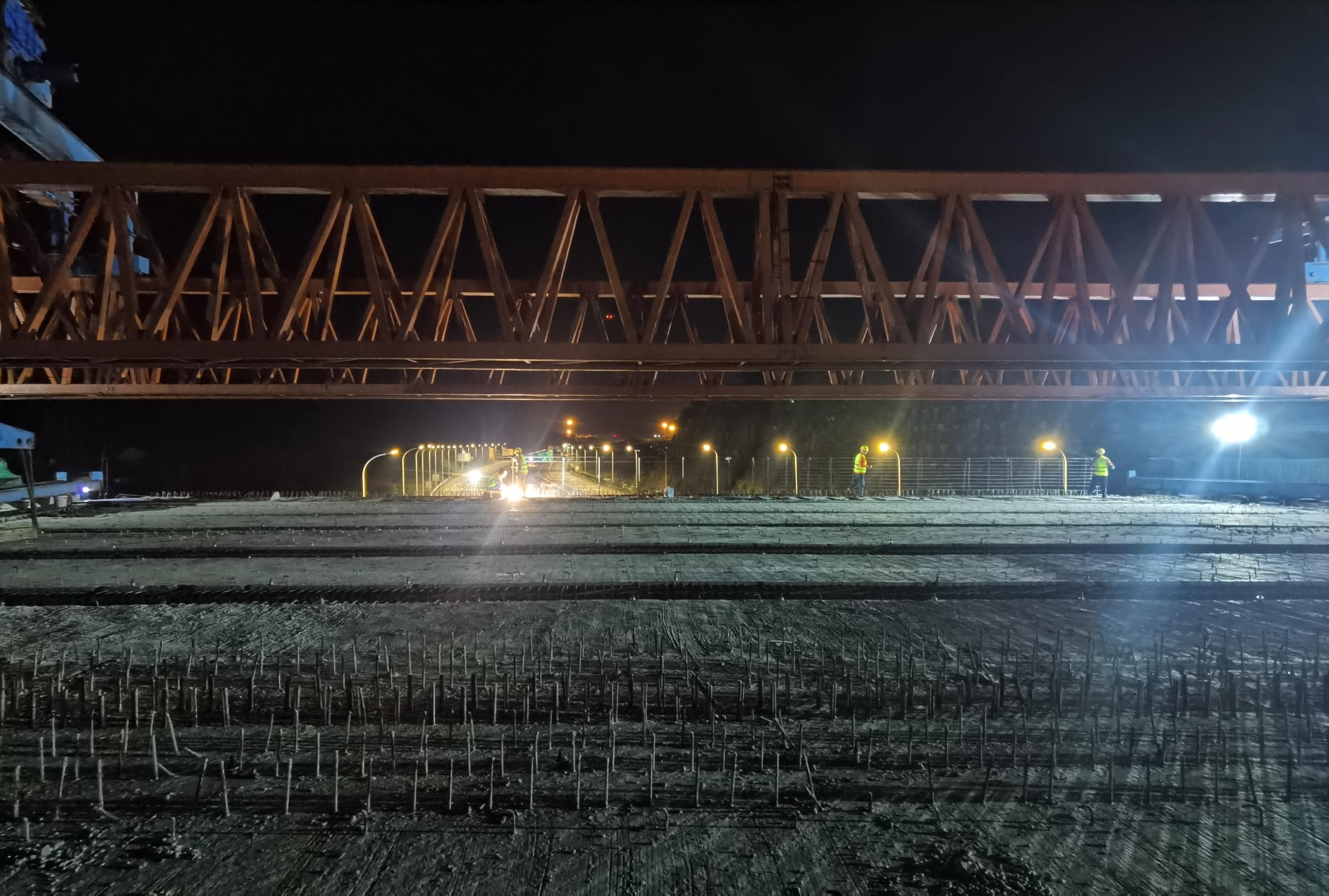104国道鹿城段跨金温铁路桥架设完成 计划年底前通车