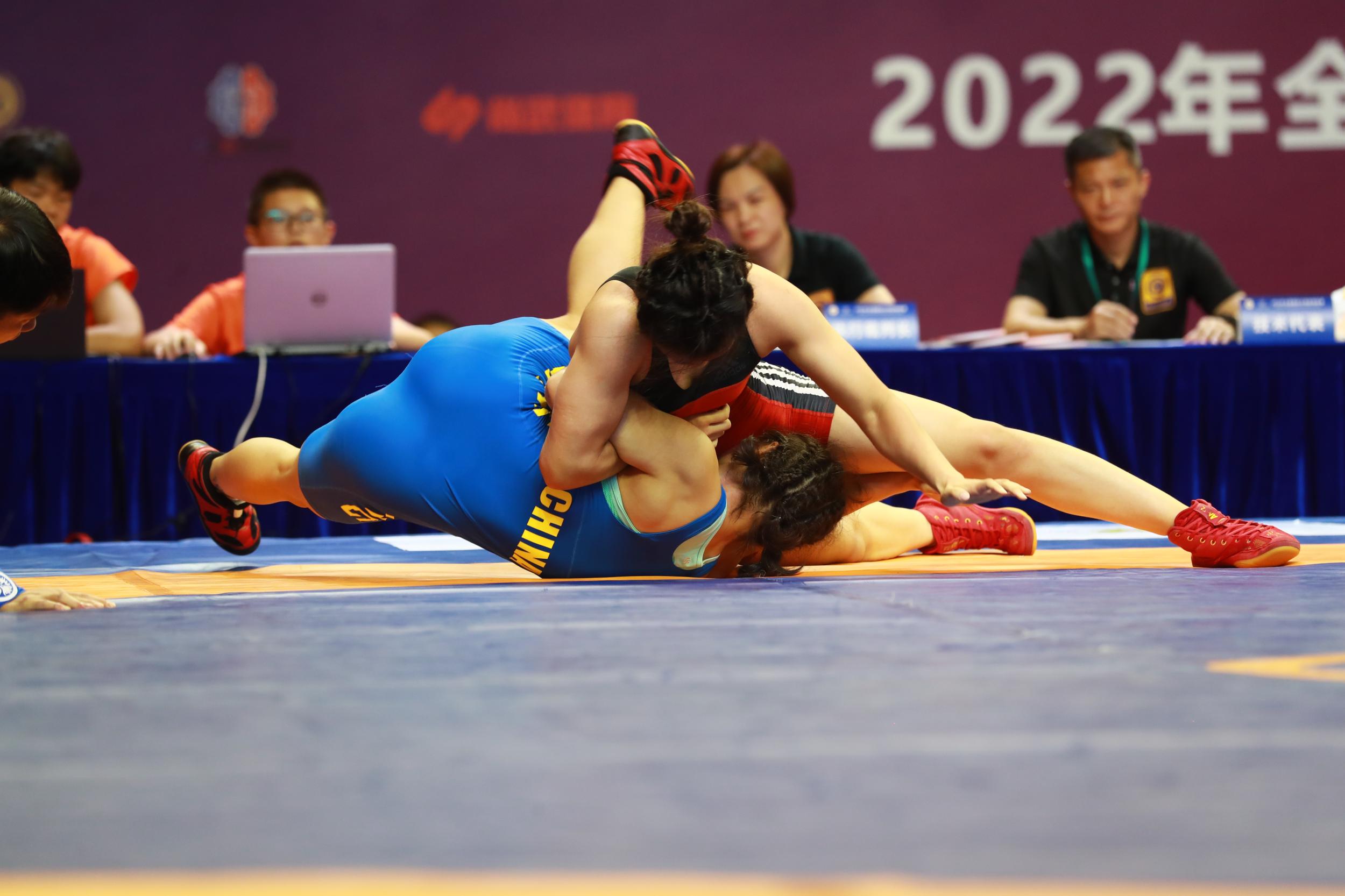 女孩摔跤照样飒！全国国际式摔跤锦标赛女子自由式摔跤开赛-新闻中心-温州网