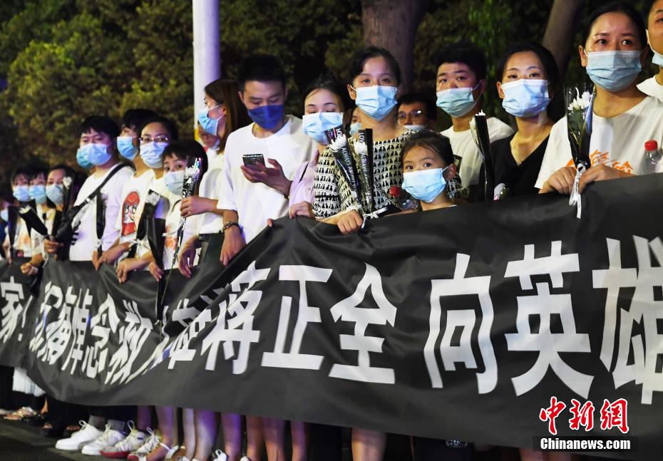 英雄蔣正全“回家” 重慶市民高速路口排隊哀悼