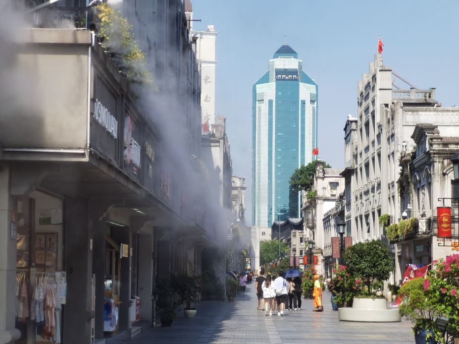 五马街上水雾缭绕 原来是启用了喷雾系统