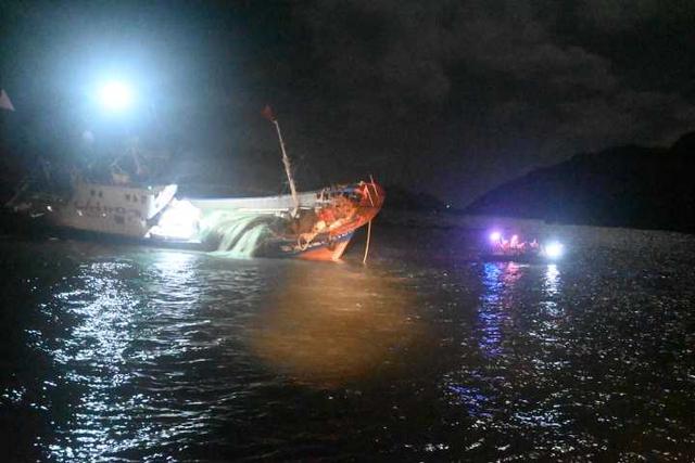 渔船触礁情势危急 温州海警紧急援救