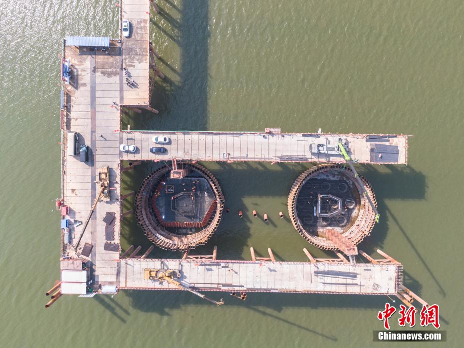 航拍江西南昌洪州大桥建设现场 下部结构施工正忙