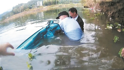 父女俩上学途中落水 警民跳河救人