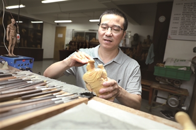 一把刻刀展示温州历史印记 木雕《永嘉学派》让古圣先贤“齐聚”