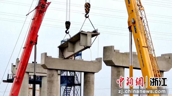 中国新闻网：浙江瑞苍高速全线首片梁板架设成功 山海共富路建设加快