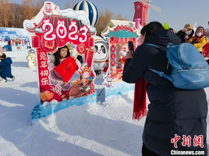 The picture shows tourists playing in the snow field of Taoranting Park in Beijing.Photo courtesy of Beijing Park Management Center
