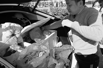 温州迎春运返程客流高峰 行李箱里装了“菜市场”