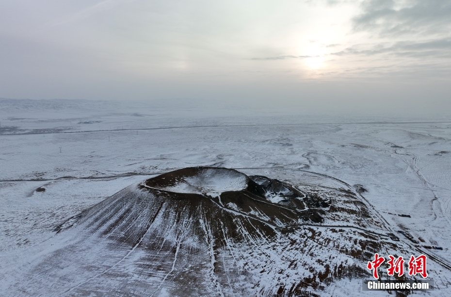 俯瞰白雪覆盖下的乌兰哈达“火山博物馆”