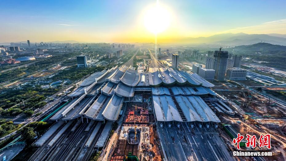 中国高铁站房面积最大智能天窗建成