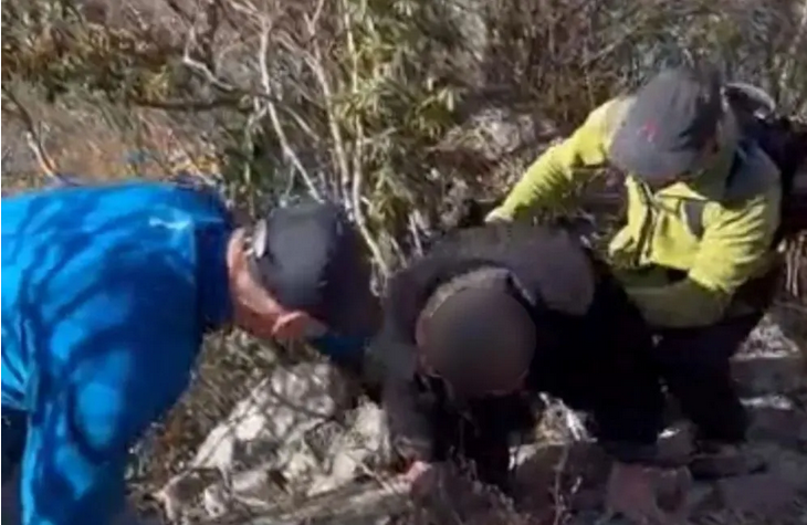 88歲老人爬雁蕩山被困峭壁 所幸民警登山偶遇將其救下