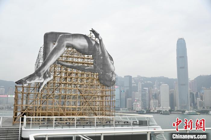 法國藝術家JR巨型藝術裝置“飛躍”香港維港
