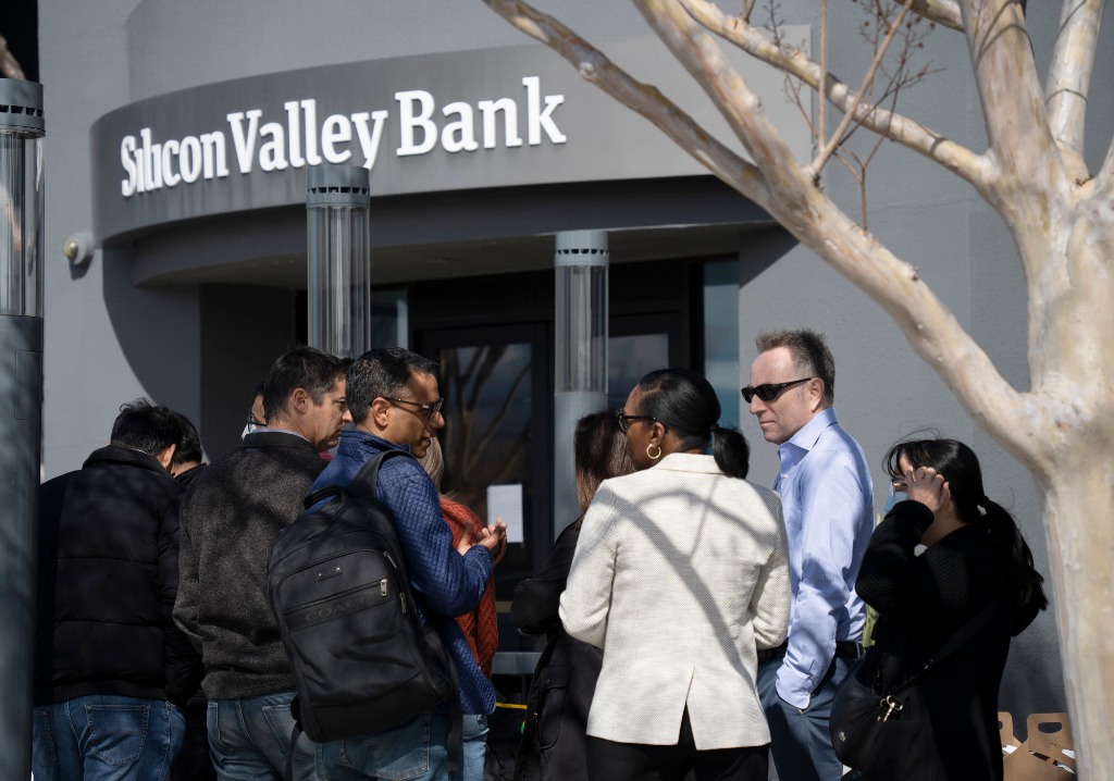 硅谷银行“垮掉”前都发生了什么