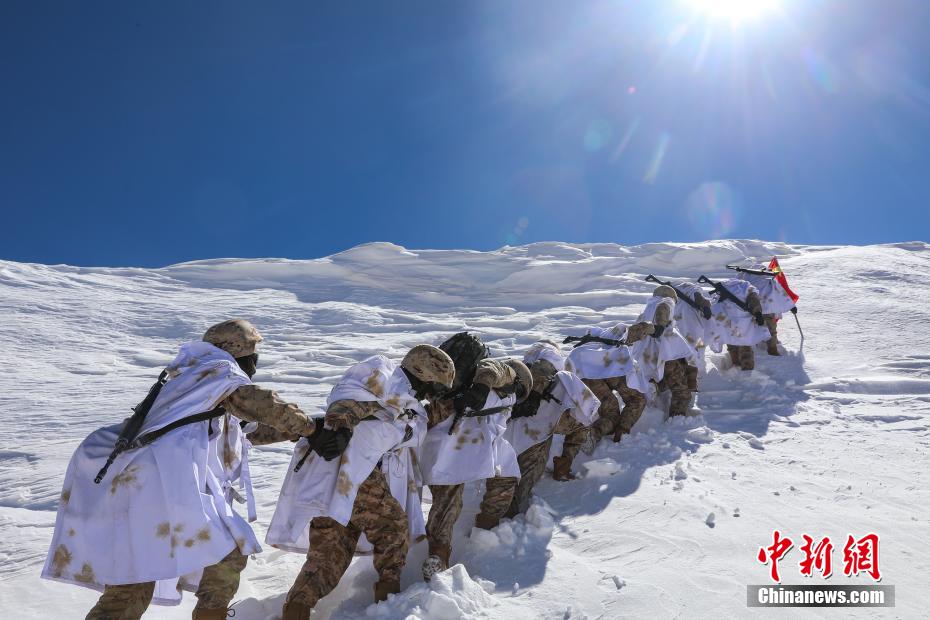 海拔5200米！西藏阿里军分区官兵边防线上踏雪巡逻