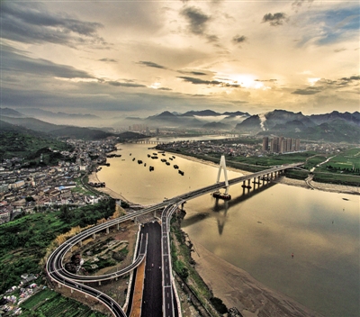瓯北大桥昨通车 瓯江两岸交通形成"黄金三角洲"