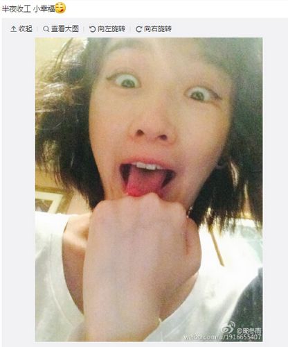 周冬雨晒搞怪照 见大闸蟹开心吐舌卖萌(组图)