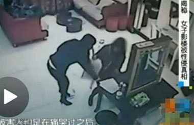 女子拍写真遭摄影师性侵 摄影师手伸进其内裤