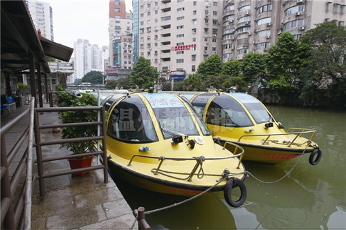 昨天,等待检修的水上巴士停靠在市区小南门码头.记者王诚/摄