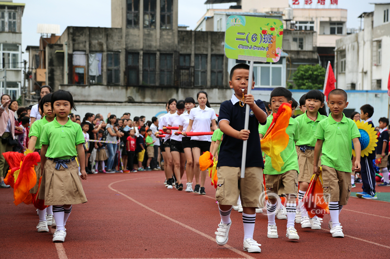 田径场才艺比拼萌翻全场 永中一小诠释教育创新