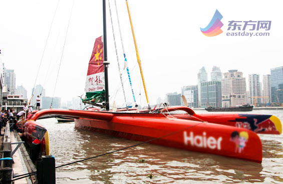 图片说明:"中国·青岛"号超级三体大帆船第二站驶入上海黄浦江