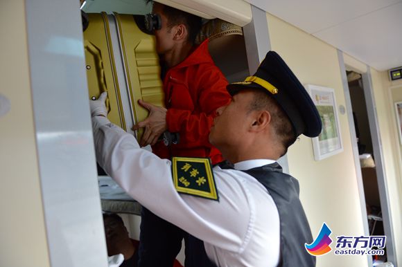 东方网10月27日消息:随着一声悠扬的汽笛声,日前,兰州至上海z218/7次"