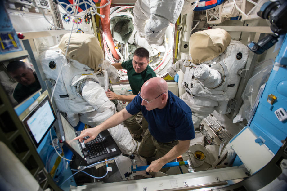 nasa宇航员太空行走维护空间站 行前认真准备