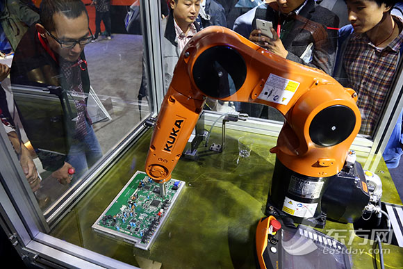 "小块头大力量" 工博会上低负载机器人现新机